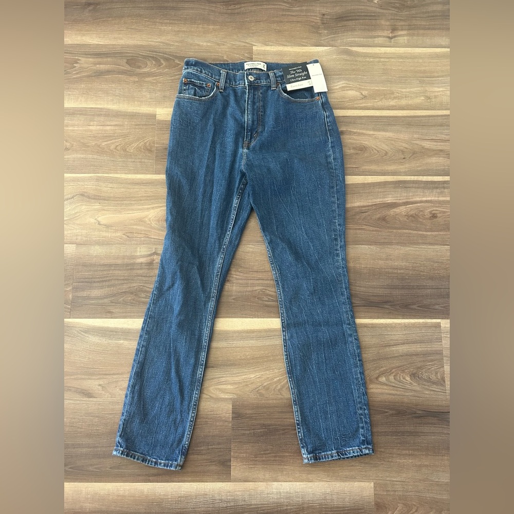 Abercrombie and Fitch Jeans 
The 90s Slim Straight (Ultra High Rise)
Size: 28/6s